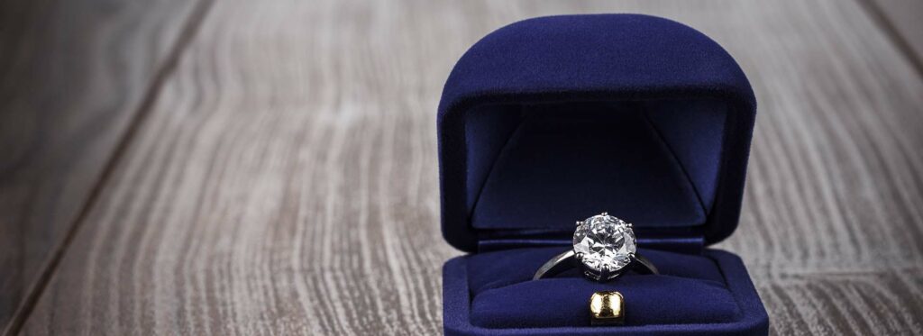 Diamantring in Ringetui