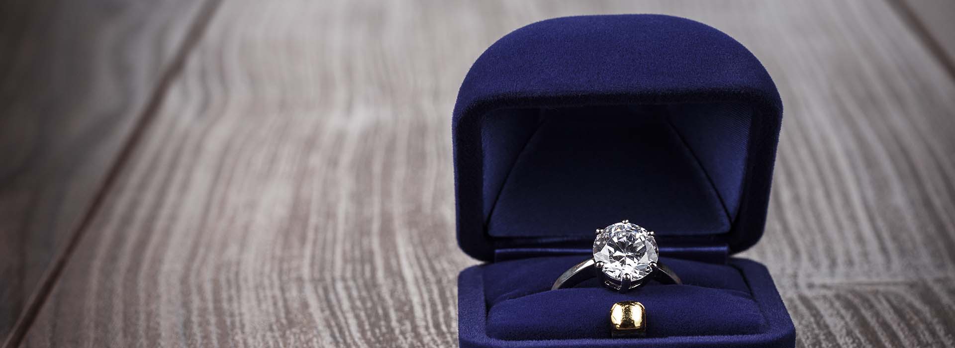 Diamantring in Ringetui