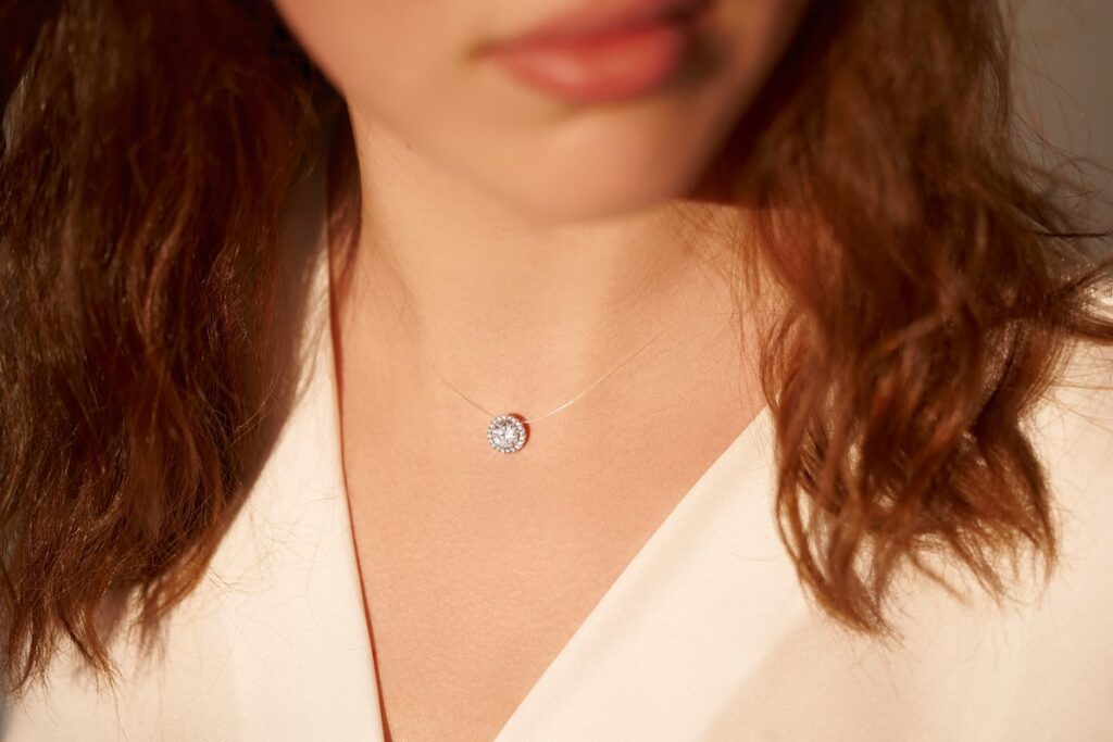 Frau mit Diamant-Halskette – eleganter Anhänger mit Brillanz