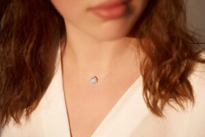 Frau mit Diamant-Halskette – eleganter Anhänger mit Brillanz