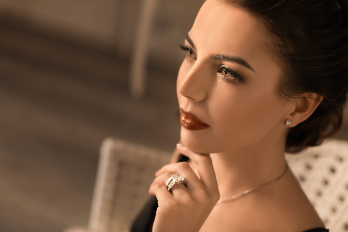 Frau mit Diamant-Ohrringen – eleganter Abendlook