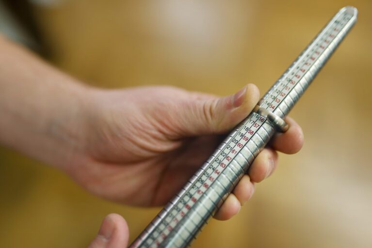 Ehering-Größe messen mit Ringstock beim Goldschmied
