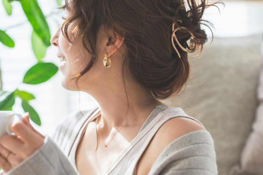 Goldkette pflegen – Frau mit glänzender Goldkette im Alltag