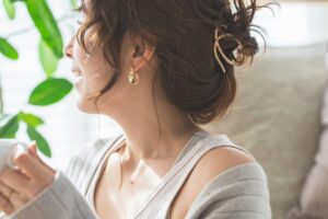 Goldkette pflegen – Frau mit glänzender Goldkette im Alltag