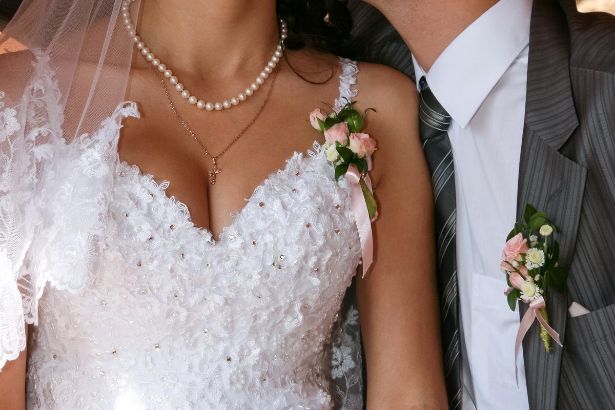 Braut mit Halskette – Schmuck zur Hochzeit anlegen