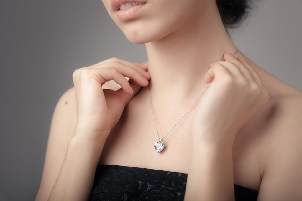 Frau mit Herzkette – Symbol für Liebe und Verbundenheit