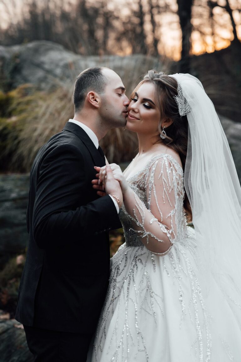 Glückliches Brautpaar im Freien – Hochzeit mit kleinem Budget
