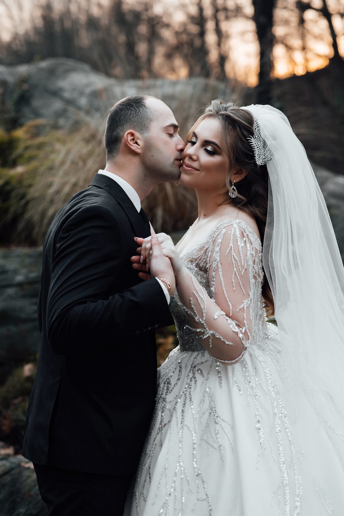 Glückliches Brautpaar im Freien – Hochzeit mit kleinem Budget