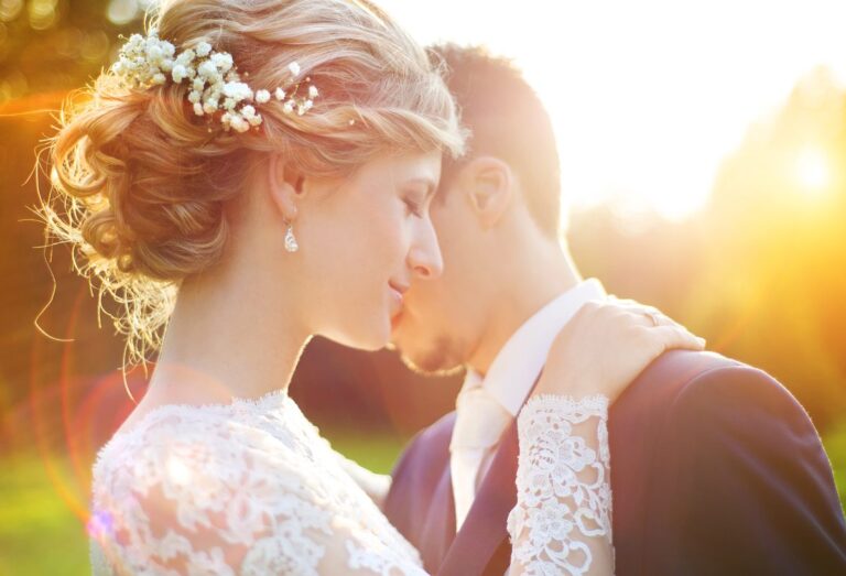 Brautpaar auf Sommerwiese – Hochzeit Kosten