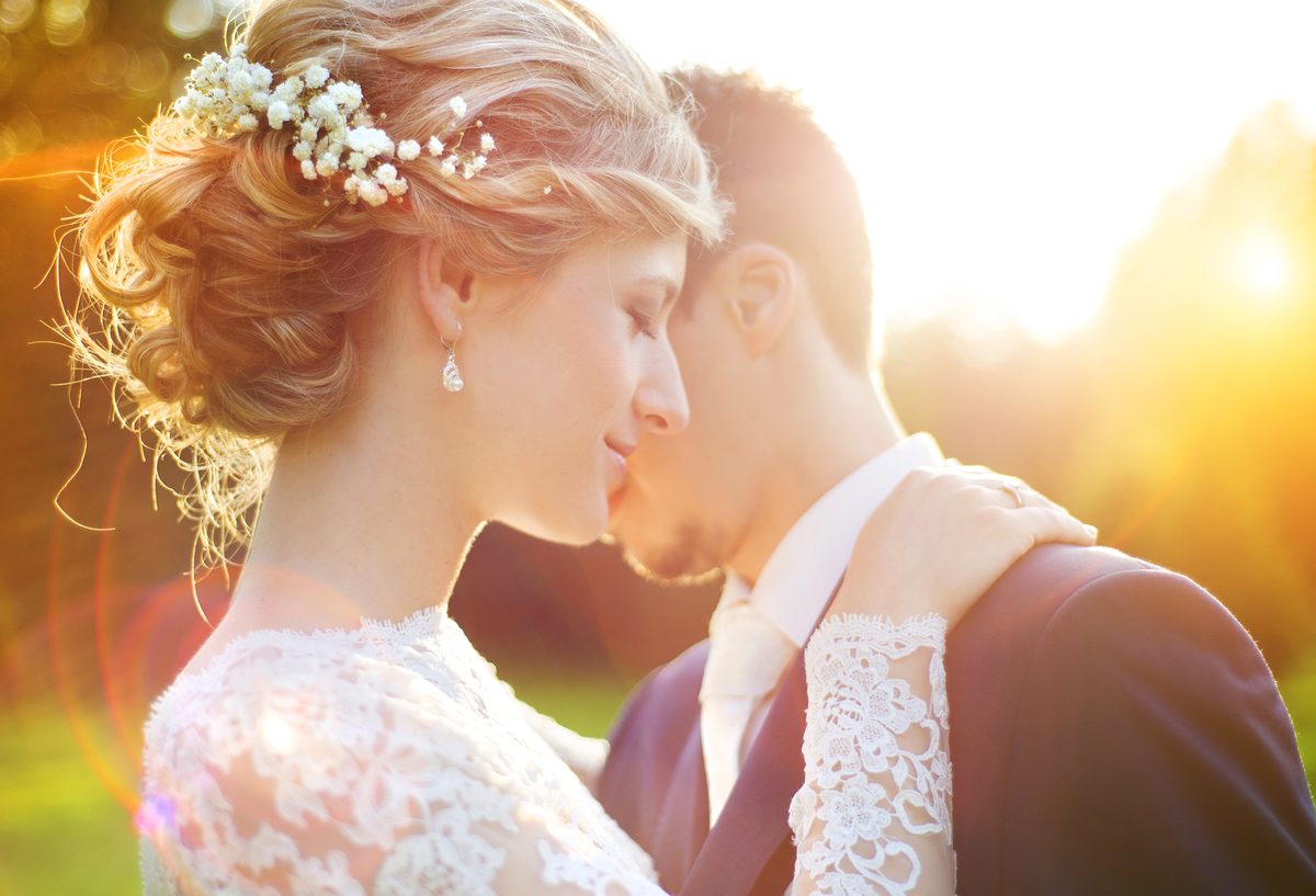 Brautpaar auf Sommerwiese – Hochzeit Kosten