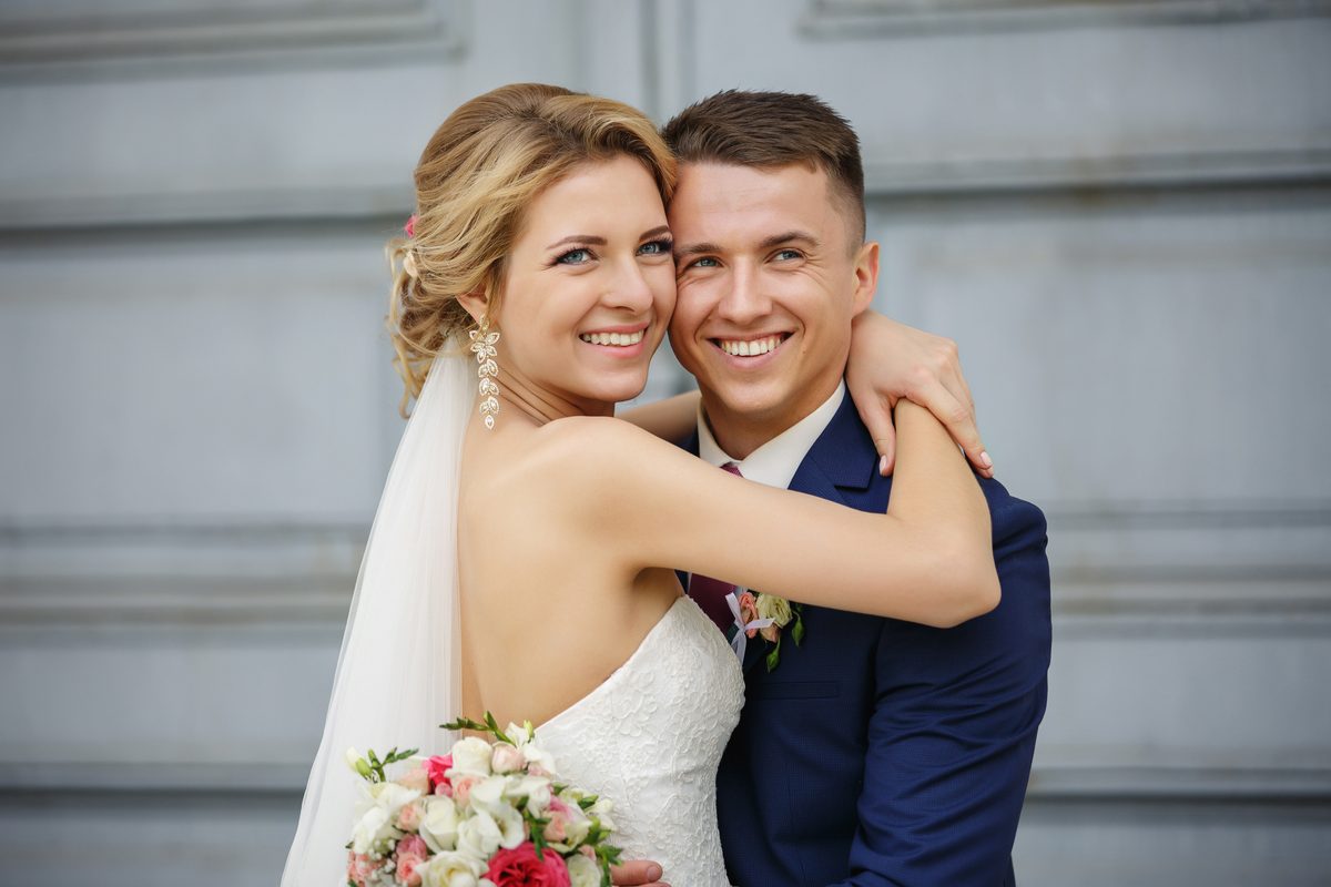 Glückliches Brautpaar – Hochzeitsplanung Ratgeber