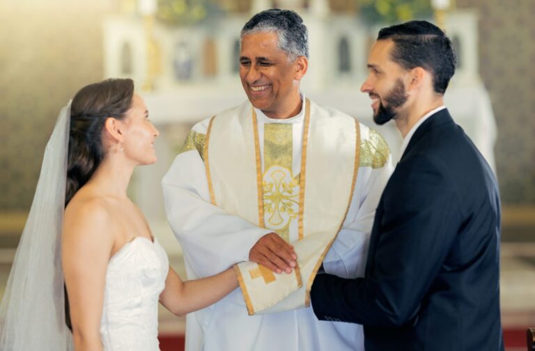 Paar bei der kirchlichen Trauung am Altar