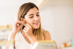 Frau mit Ohrringen im Profil – Stecker, Creolen oder Hänger