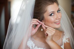 Braut legt Ohrringe an – Getting Ready am Hochzeitsmorgen