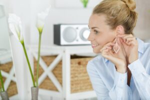 Frau mit Goldohrring – sichere Materialien bei Nickelallergie