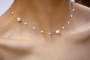 Frau mit Perlenkette – klassisch-eleganter Look zum Kombinieren